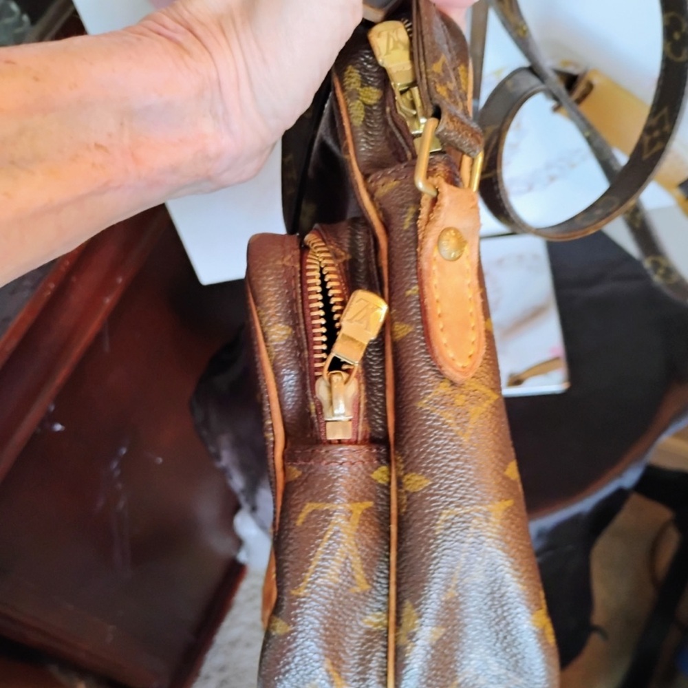 Louis Vuitton Amazone Monogram crossbody bag featuring the iconic brown canvas - Picture 4 of 12